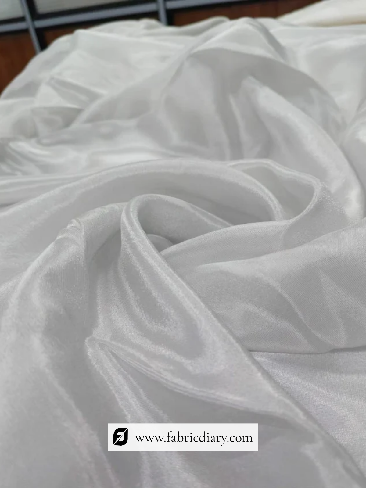 Metallic effect dyeable tissue fabric